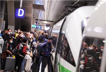 Viele Menschen stehen am Gleis.