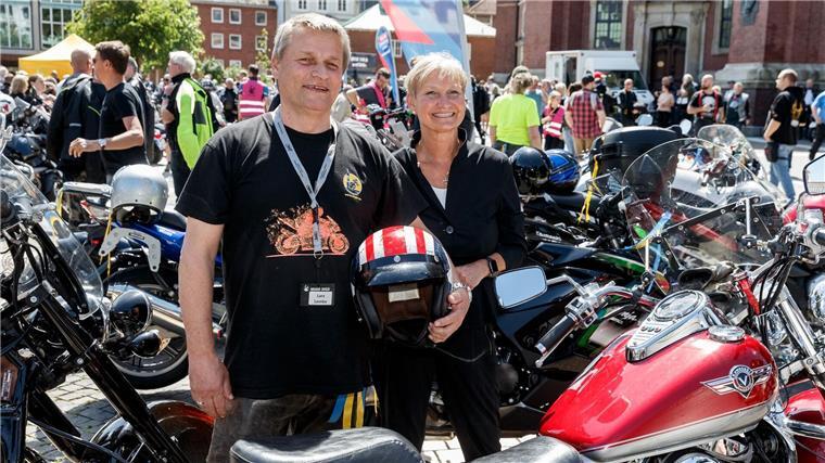 20.000 Besucher zu Mogo erwartet: Pastorenstelle abgeschafft Bischöfin Kirsten Fehrs und Motorradpastor Lars Lemke stehen vor Beginn des Hamburger Motorradgottesdienst (Mogo) vor der Hauptkirche St.Michaelis.