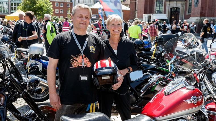 7000 Biker beim Hamburger Motorrad-Gottesdienst Bischöfin Kirsten Fehrs und Motorradpastor Lars Lemke stehen vor Beginn des letztjährigen Mogo dem Michel.