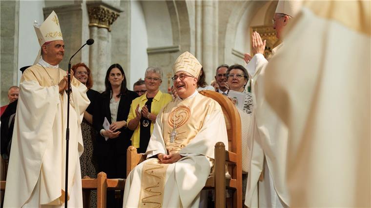 Bischof Dominicus ruft zur Nächstenliebe auf Bischof Dominicus nimmt auf dem Bischofsstuhl im Dom Platz.