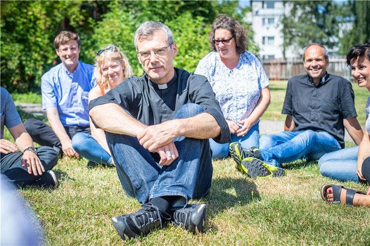Bischof Heiner Wilmer (Mitte) war mit rund 20 angehenden Theologen und Priestern im August 2019 auf "Sommertour" in Bremerhaven unterwegs. Im Pfarrgarten der Heilig-Herz-Jesu-Kirche Lehe diskutierte er mit den Jugendlichen, mit Bistumsleitung und Bremerhavens leitendem Pfarrer Marcus Scheiermann (rechts).