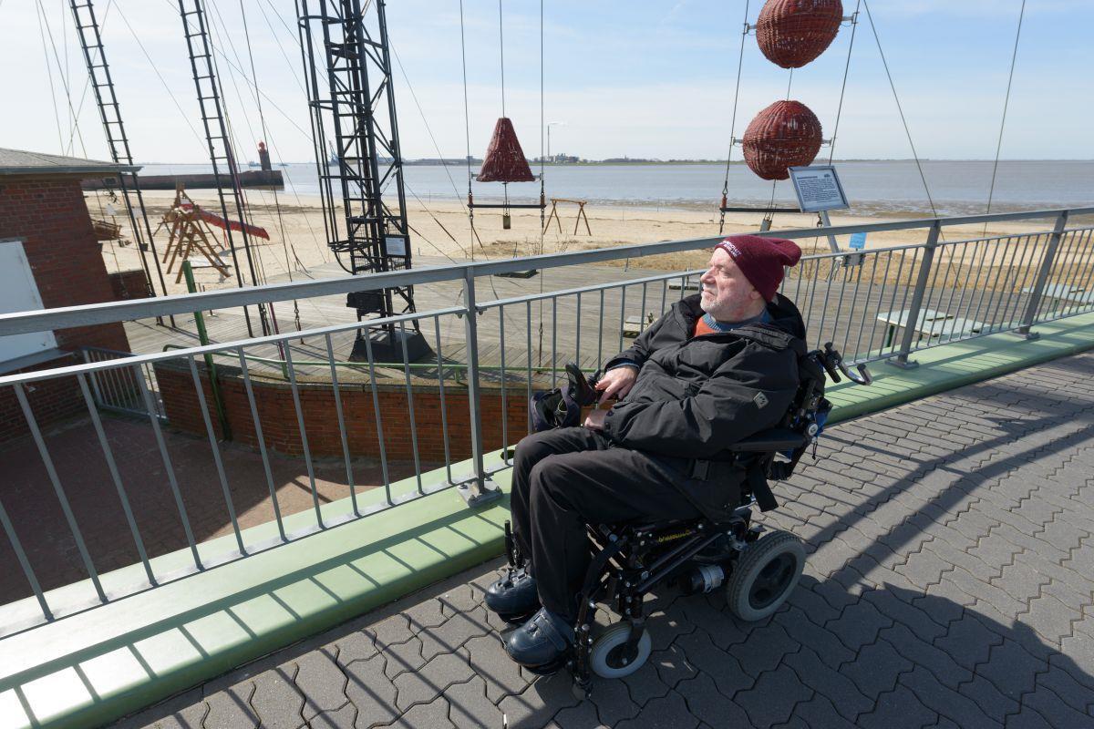 Bremerhaven: Endlich kommt eine Holzrampe runter zur "Seelust" Bisher endete die Welt für Harald Metzdorf an diesen Stufen. Der Zugang zur beliebten Seelust-Terrasse blieb Behinderten verwehrt. Das ändert sich. Die Stadt baut ab jetzt eine Holzrampe dorthin.