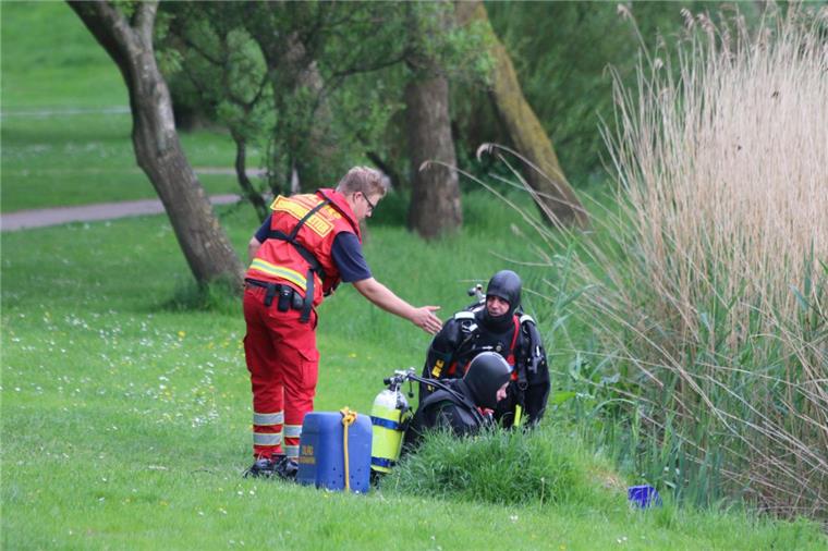 Otterndorf: Suche im See noch ergebnislos Bisher ist die Suche am Otterndorfer See ergebnislos: Die Polizei fand dort am Sonnabend Kleidung und schloss ein Unglück nicht aus.