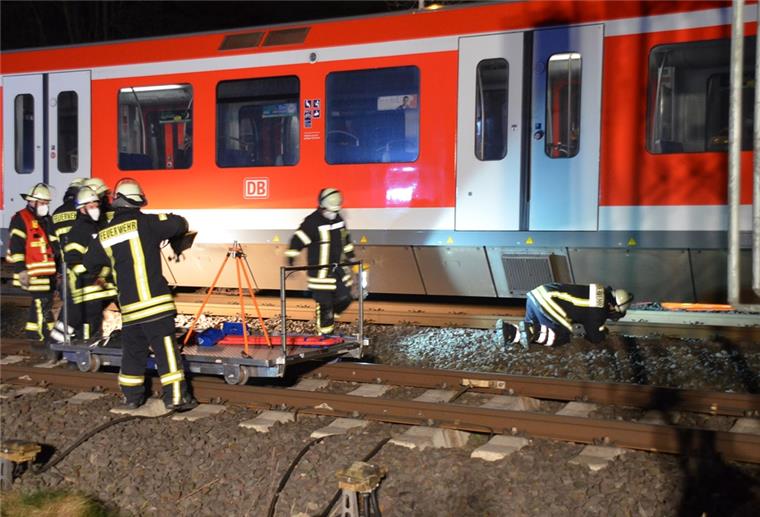 Cuxhavener wird von Bahn überrollt – und überlebt Bisher ist unklar, wie der Cuxhavener ins Gleisbett fiel.