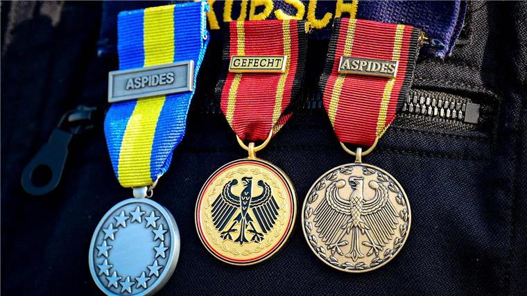 Besatzung der Fregatte „Hessen“ erhält Einsatzmedaille Bisher sind über 70 verschiedene Versionen der Einsatzmedaille gestiftet worden.