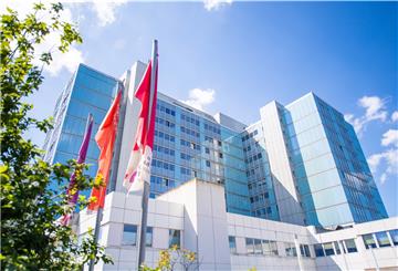 Bisher waren alle Tests von Mitarbeitern und Patienten negativ.