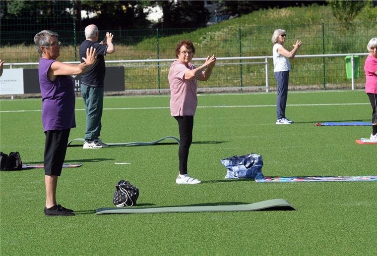 Corona-Fitness unter dem Leherheider Himmel Bislang hatte die Corona-Fitness-Gruppe immer Glück mit dem Wetter.