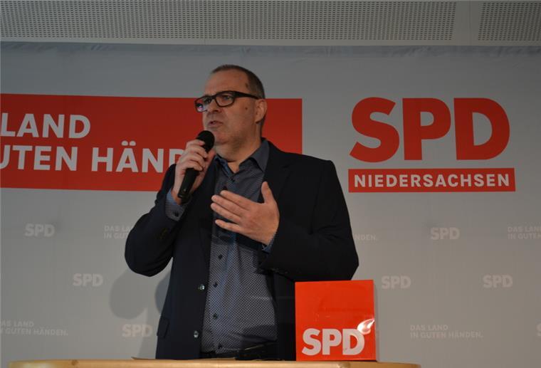 Bislang ist er der einzige Kandidat für die Landratswahl am 9. Oktober: Geestlands Bürgermeister Thorsten Krüger (SPD). Foto Scheer