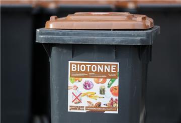 Eine Biotonne steht auf dem Gelände der Stadtreinigung