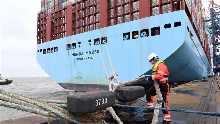 Maersk verändert sich - und schafft neue Jobs in Bremerhaven Mann vertäut Containerschiff an der Kaje