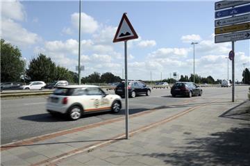Bislang war es ganz schön hügelig auf der Stresemannstraße. Das sollen die laufenden Bauarbeiten nun ändern. Ab dem 24. September müssen sich Autofahrer daher auf Behinderungen einstellen.