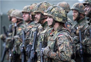 Bislang wird den Dienstgraden bei weiblichen Soldatinnen der Bundeswehr die Anrede „Frau“ vorangestellt.