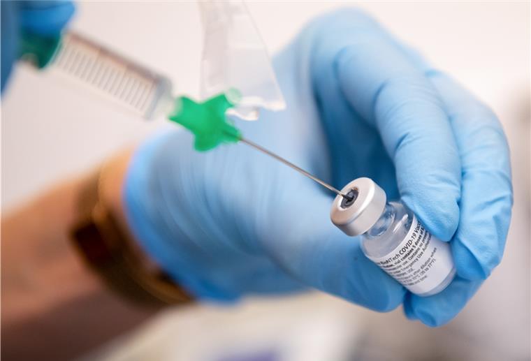 Biontech-Chef: Ende Januar Klarheit über Impfstoff-Produktionsmengen Ein Mitarbeiterin der Asklepios Klinik bereitet den Covid-19 Impfstoff von Biontech/Pfizer für eine Impfung vor.