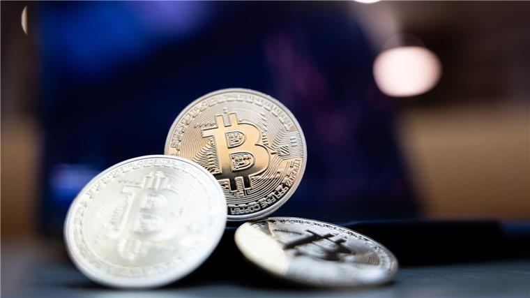 Bitcoin-Gründer „Satoshi Nakamoto“ weiter nicht bekannt Bitcoin ist eine dezentrale digitale Währung, die ohne eine Zentralbank oder einen Verwalter auskommt.