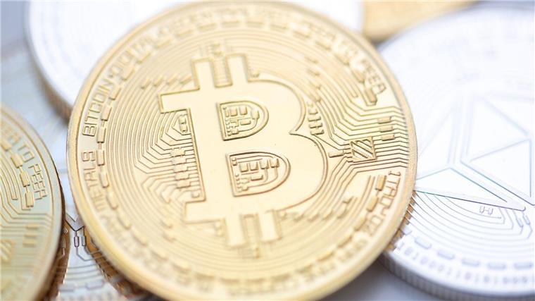 Umfrage: Jeder achte Erwachsene investiert in Krypto Bitcoin- (M.) und Ethereum-Münzen.