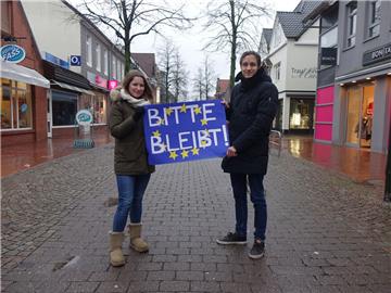 Bitte bleibt! Dieser Appell an die Briten war die erste Initiative des Bündnisses. Angelina Köster und Nils Bassen präsentierten ein entsprechendes Plakat in der Rotenburger Innenstadt und später in den Berufsbildenden Schulen.