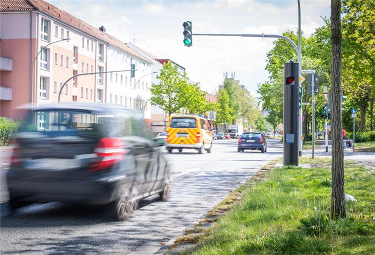 Bremerhaven plant weiteren festen Blitzer Bitte lächeln: Ein neuer Tempo-Blitzer wurde am Mittwoch an der Elbestraße in Höhe der Karolinger Straße in Fahrtrichtung Süden installiert.