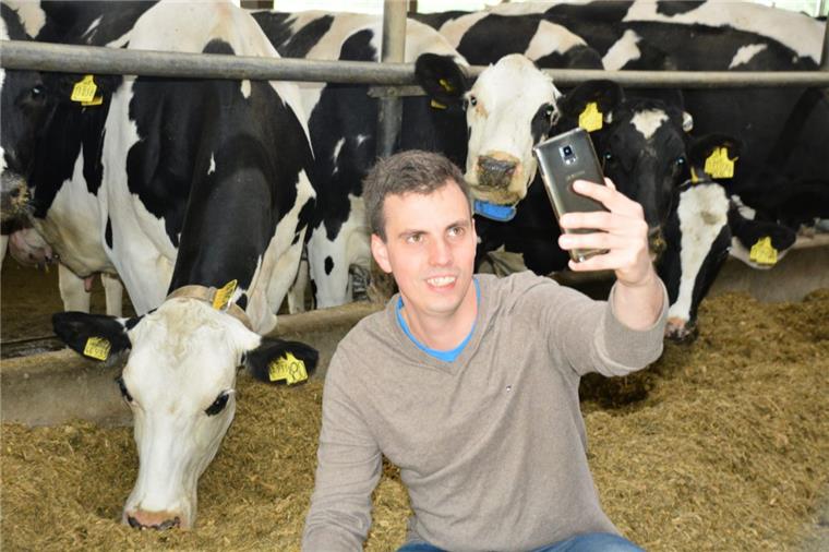 Bitte lächeln: Junglandwirt Claus Luerßen macht vor, wie ein Selfie im Stall entstehen kann.