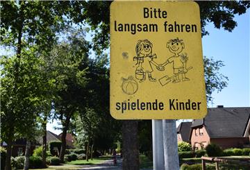 "Bitte langsam fahren - spielende Kinder": Solche Schilder stehen "im Sande" in Rockstedt. Noch ist dort Tempo 50 erlaubt.