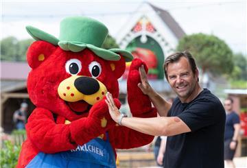  Robert Dahl, Inhaber Karls Markt OHG, steht anlässlich einer Pressekonferenz im Karls Erlebnis-Dorf neben dem Maskottchen Karlchen. 