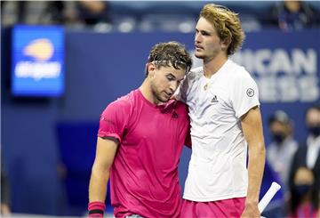 Bittere Niederlage für Sascha Zverev (r.). Im Finale der US Open unterliegt er in einem dramatischen Match seinem österreichischen Kumpel Dominic Thiem.