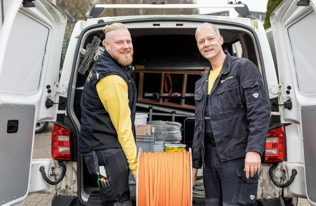 Bjarne Brinkmann (links) und Adrian von Oesen bei der Arbeit