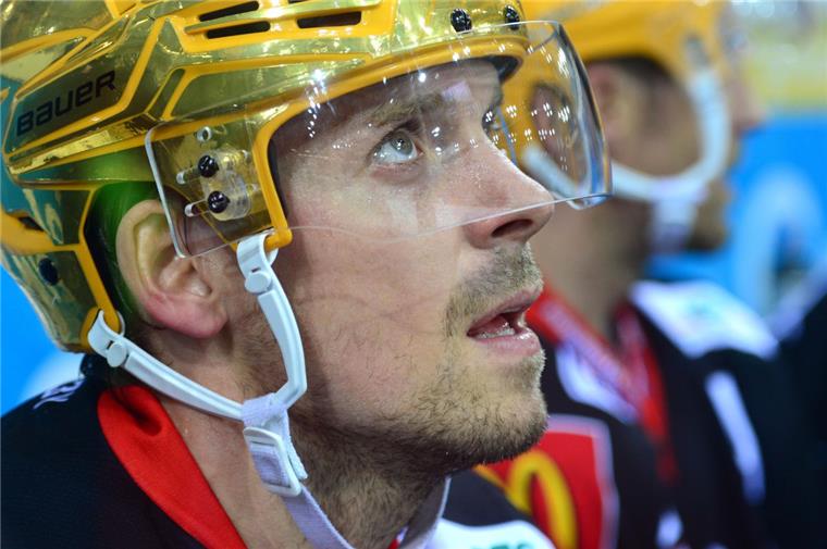 Björn Bombis war im fünften Playoff-Viertelfinale der Fischtown Pinguins gegen die Dresdner Eislöwen wieder dabei. Foto Scheer