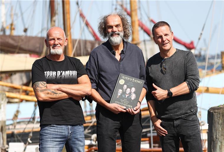 Wie Santiano mit Seemannsliedern einen Nerv treffen Björn Both, Hans-Timm Hinrichsen und Axel Stosberg (von links) von der Band Santiano präsentieren das offizielle Buch zum Bandjubiläum.