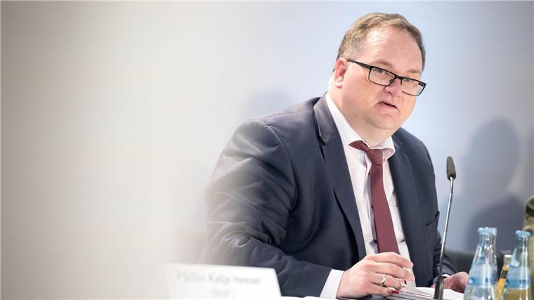 Länder fordern mehr Bundesmittel für Krankenhausreform Björn Fecker (Grüne), Finanzsenator von Bremen, bei einer Pressekonferenz nach dem Treffen der Finanzministerinnen und Finanzminister der Länder.