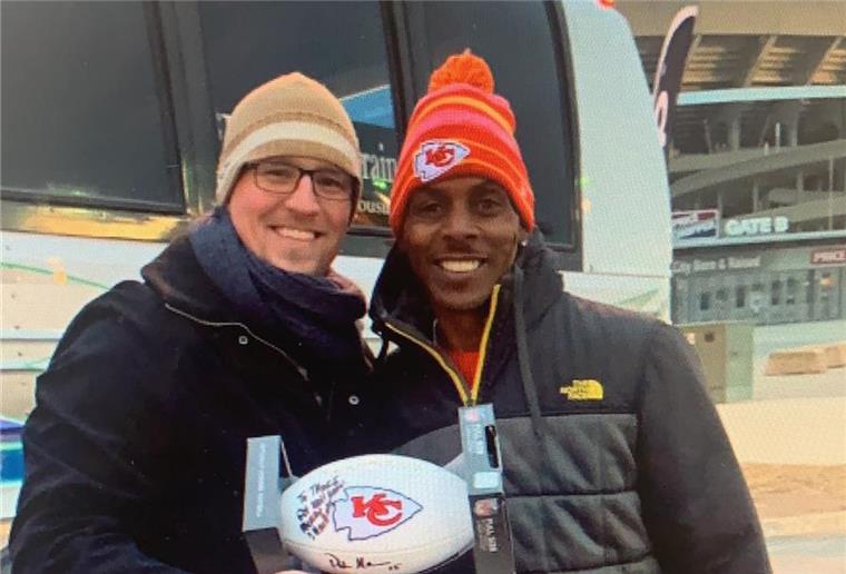 Bremerhavener ist ein Freund der Familie Mahomes Björn Meier aus Bremerhaven (links) posiert mit Pat Mahomes Senior, Vater von Football-Star Patrick Mahomes Junior.