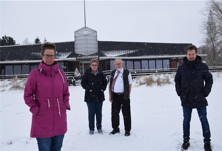 Nordenham: Familie Venema übernimmt die Weserterrassen Björn Thieling (rechts) ist seit Frühjahr 2018 Eigentümer der Weserterrassen. Er hat das Lokal am Nordenhamer Weserstrand an Anne und Udo Venema verpachtet. Arischa Schmitz (links) wird das Restaurant ab dem 1. April leiten.
