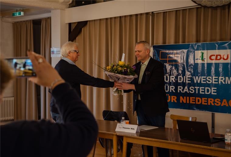 Wesermarsch: Björn Thümler tritt erneut an Björn Thümler (rechts) tritt erneut an. CDU-Kreisgeschäftsführer Karl-Ernst Thümler gratulierte ihm nach der Nominierung zum Direktkandidaten.