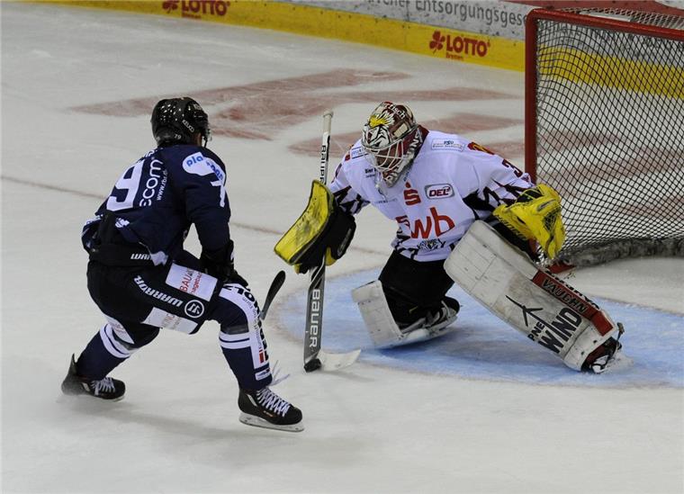 Blaine Down (links), neuer Stürmer der Iserlohn Roosters, hat beim SWB-Cup schon gezeigt, was er kann. Im Finale gegen die Fischtown Pinguins schoss er zwei Tore. Foto Scheschonka
