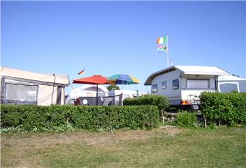 Blauer Himmel, voller Platz: So soll der Campingplatz in Rechtenfleth nach dem Willen der neuen Betreiber schon im April wieder aussehen.