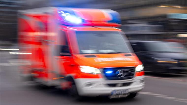 Bremerhavenerin hat‘s eilig - Mädchen kommt im Rettungswagen zur Welt Ein Rettungswagen der Feuerwehr fährt mit Blaulicht zum Einsatz