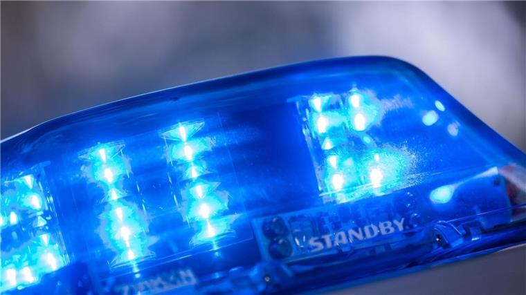 Blaulicht leuchtet an einem Polizeiauto.