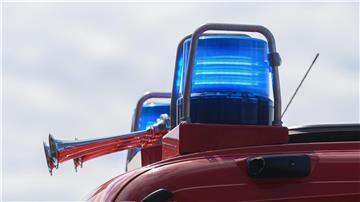 Blaulichter leuchten auf dem Dach eines Einsatzfahrzeugs der Feuerwehr.