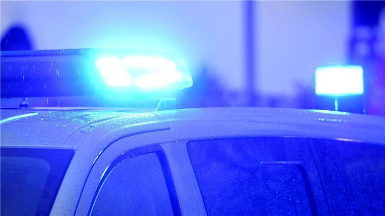 Mann lebensgefährlich verletzt auf der Straße gefunden Blaulichter leuchten auf dem Dach eines Streifenwagens der Polizei.