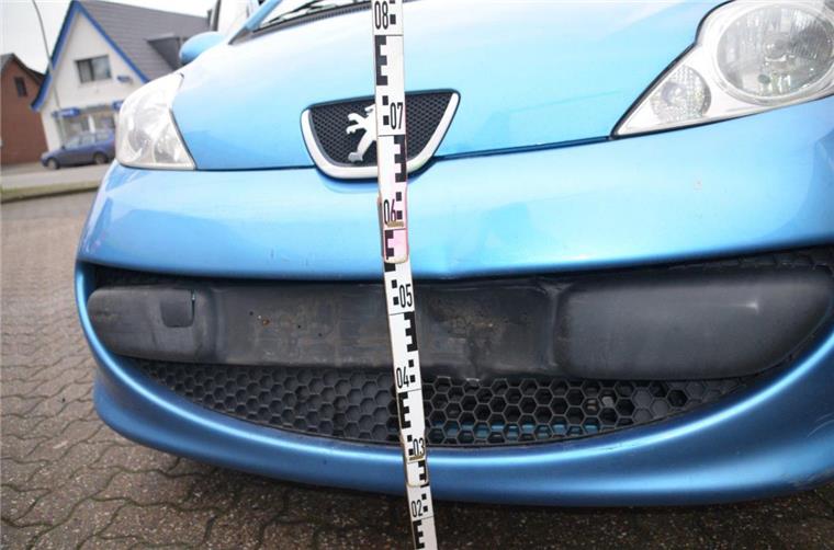 Wulsdorf: Drei Autos stoßen auf Weserstraße zusammen Blechschaden und eine Leichtverletzte hat es bei einem Auffahrunfall in der Weserstraße gegeben.