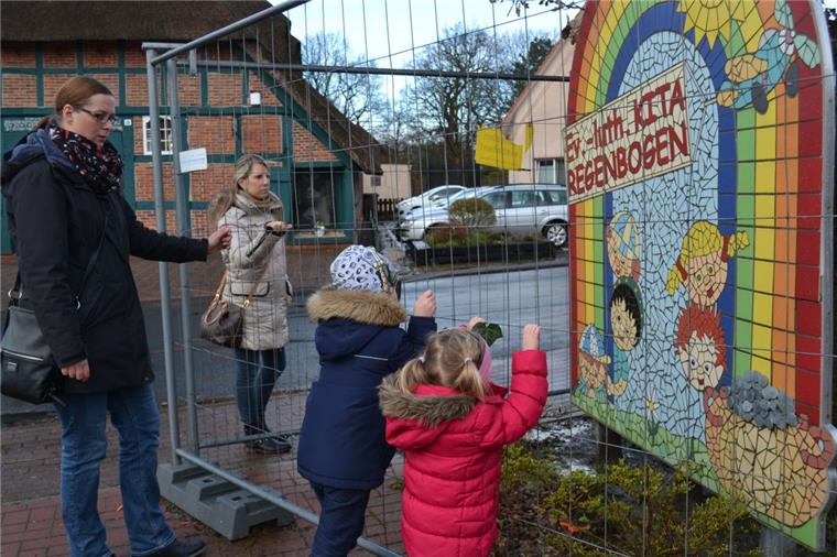Bleiben außen vor, wenn die neue Schiffdorfer Kita Regenbogen geöffnet wird (von links):  die Mütter Yvonne Salein und Manuela Guderian mit den Kindern Kjell und Arya.