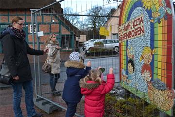 Bleiben außen vor, wenn die neue Schiffdorfer Kita Regenbogen geöffnet wird (von links):  die Mütter Yvonne Salein und Manuela Guderian mit den Kindern Kjell und Arya.