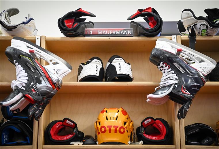 Eine erneute Verschiebung des DEL-Starts droht Bleiben die Schlittschuhe der Eishockeyprofis in diesem Jahr am Haken hängen? Ausgeschlossen ist das nicht.