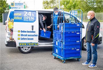 BLG-Azubis Benedikt Blaschke und Nikolei Adolf unterstützen den Lieferservice eines Bremerhavener Supermarktes - mit Lieferservice-Leiter Sven Bunge.