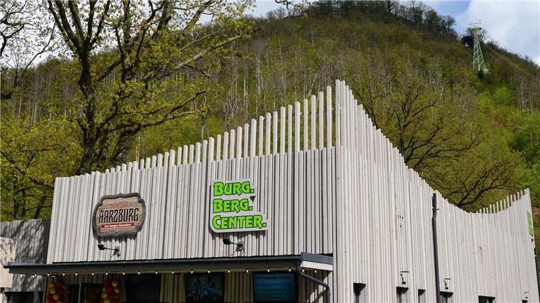 Neues Animationskino in Bad Harzburg eröffnet Blick auf das „BurgBergCenter“ vor dem Burgberg in Bad Harzberg.