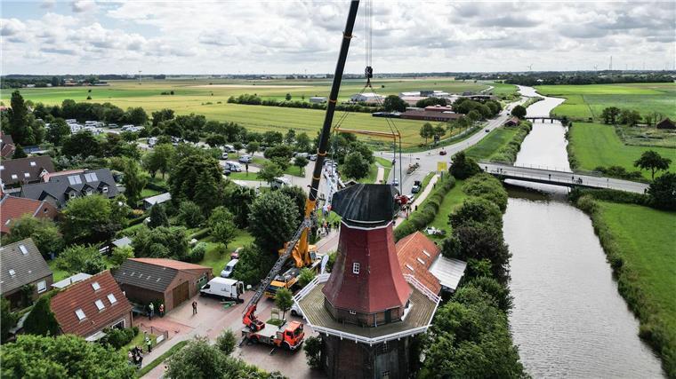 Blick auf das Greetsieler Wahrzeichen, die Rote Windmühle. (Luftaufnahme mit einer Drohne).