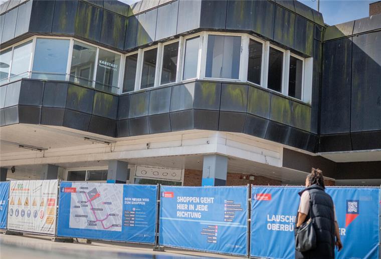 Noch mehr Asbest! Das sind die Folgen für den Karstadt-Abriss Blick auf das Karstadt-Gebäude in der Bremerhavener City. Dessen Abriss wird sich wegen eines neuen Asbest-Fundes verzögern.