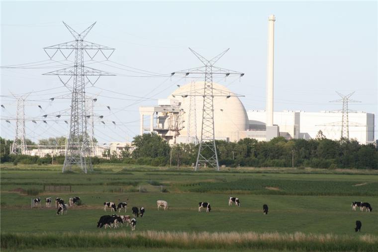 Blick auf das Kernkraftwerk Unterweser.