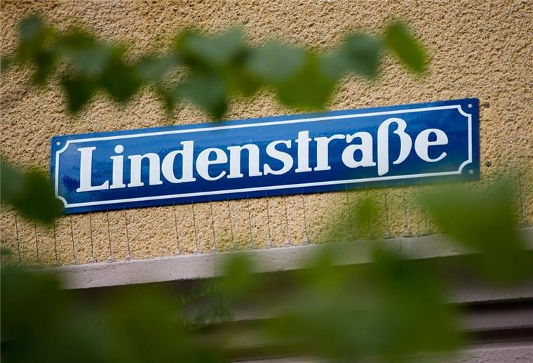 Vor fünf Jahren endete die „Lindenstraße“ Blick auf das Straßenschild „Lindenstraße“.