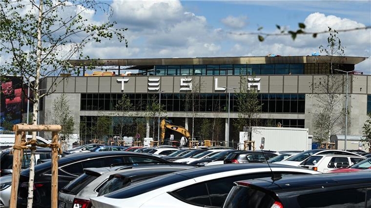 Vor Anhörung Kritik an Tesla-Ausbau bei Berlin Blick auf das Werk der Tesla Gigafactory Berlin-Brandenburg vom US-Elektroautobauer Tesla.