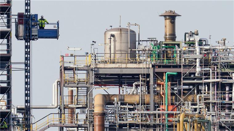 Chemieindustrie beklagt fehlende Aufträge Blick auf das Werksgelände eines Chemiekonzerns.